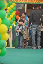 at Sanjay Dutt and Manyata celebrates childrens birthday in Blue Sea, Mumbai on 21st Oct 2011 (59).JPG